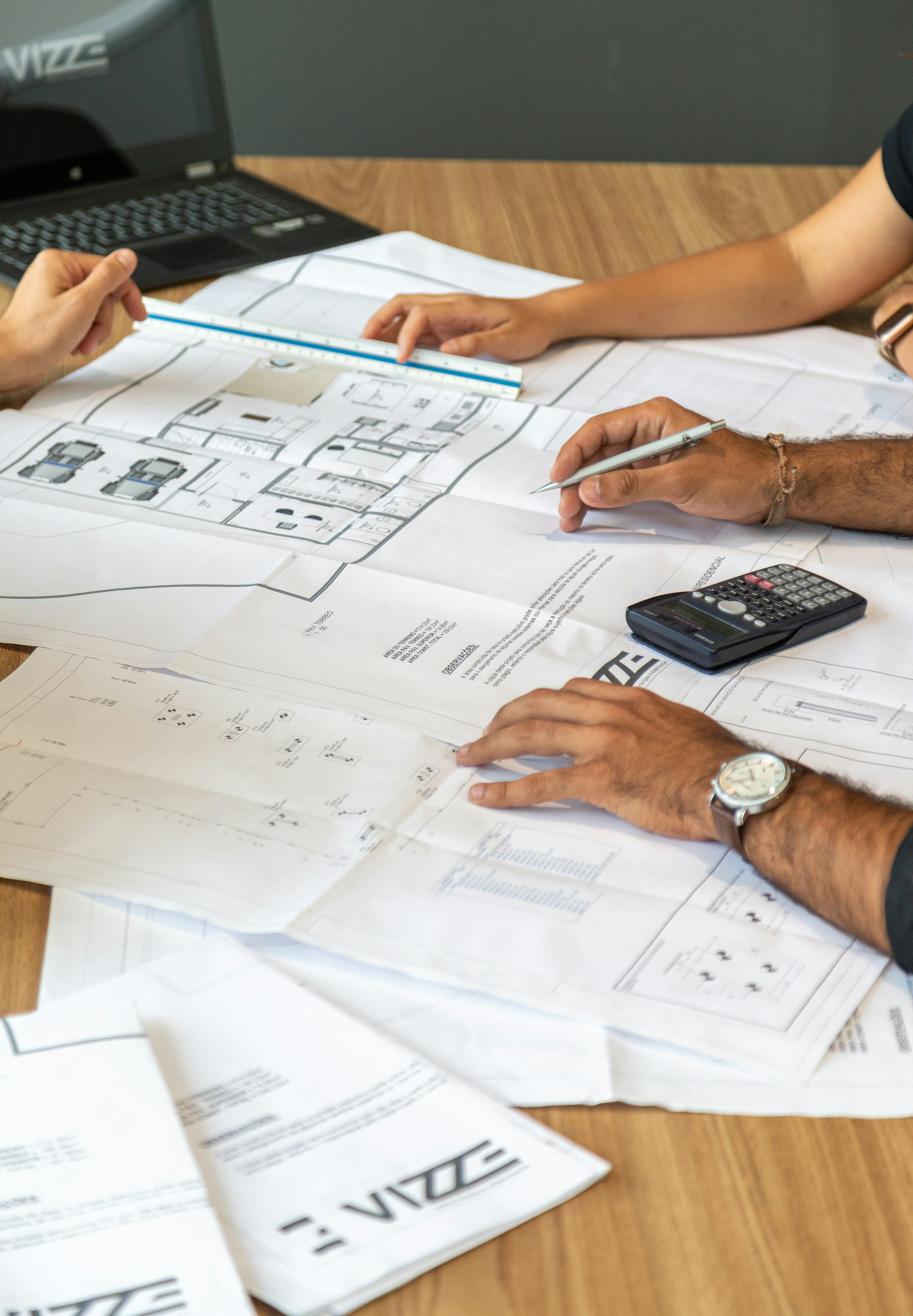 Étude de plans d'architecte sur table de travail